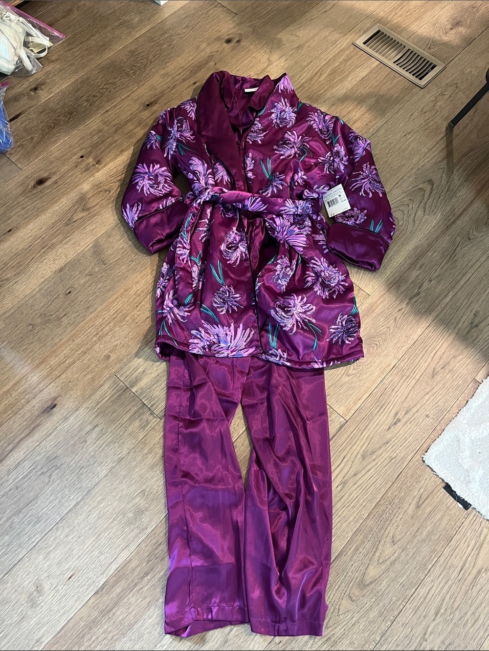 NWT Jaclyn Smith Purple Satin Sleepwear Set with matching robe size small